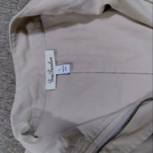 True Freedom size Large Zip Up Vest - Picture 5 of 6